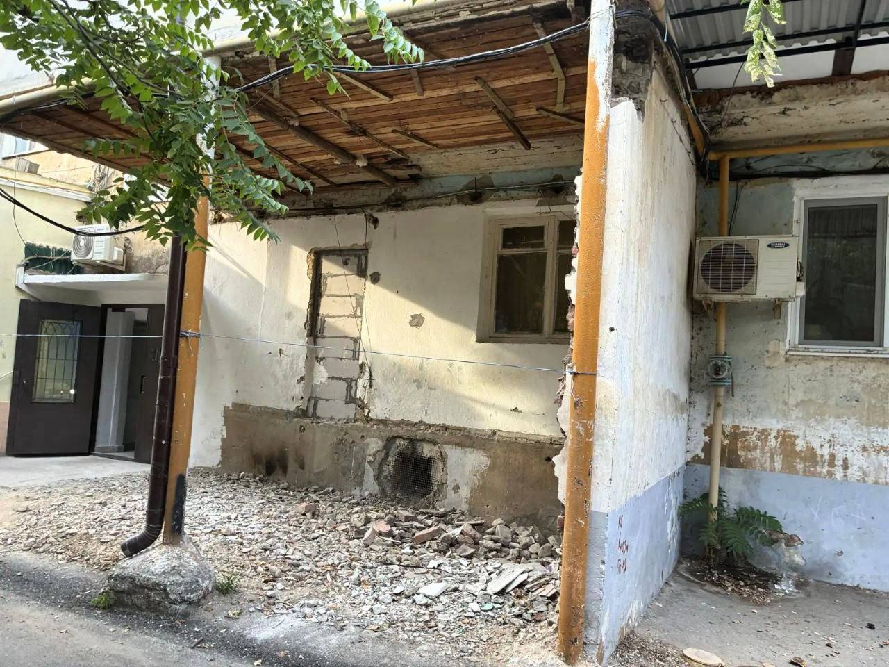 Житель Махачкалы самостоятельно демонтировал незаконную пристройку после решения суда