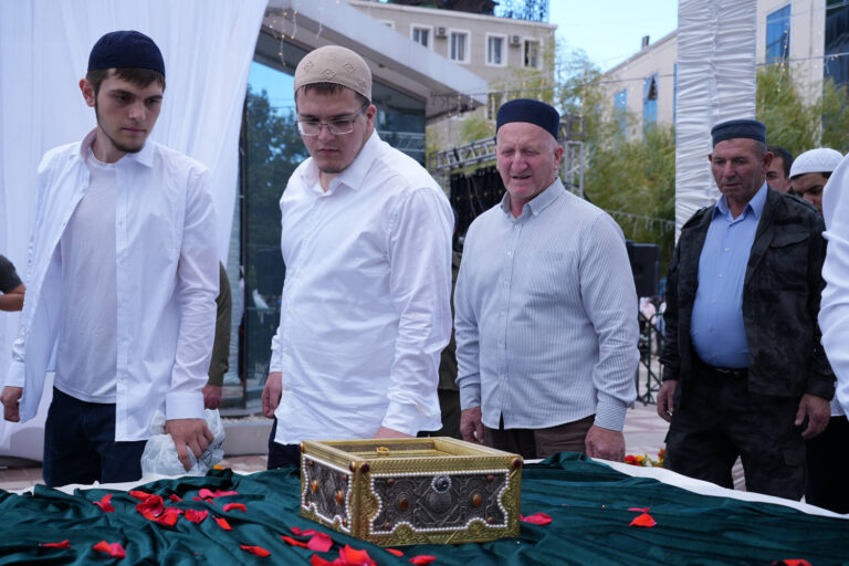 Частицу посоха Моисея представили верующим в Махачкале