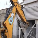 В Махачкале демонтируют металлоконструкции у дома на Ташкентской