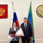 Фёдор Щукин вручил Уммупазиль Омаровой орден Почёта Дагестана