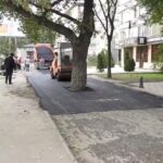 В Махачкале устраняют дефекты дорожного покрытия возле школы № 39